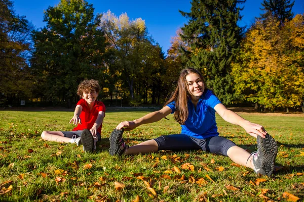 Young people exercising outdoor — Stock Photo, Image