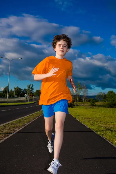 Garçon courir, sauter en plein air — Photo