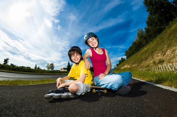 Активная молодежь - катание на роликах, скейтборде — стоковое фото