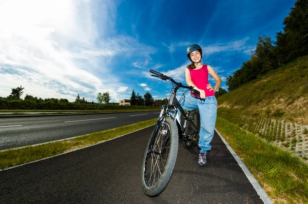 Hälsosam livsstil - tonårsflicka cykling — Stockfoto