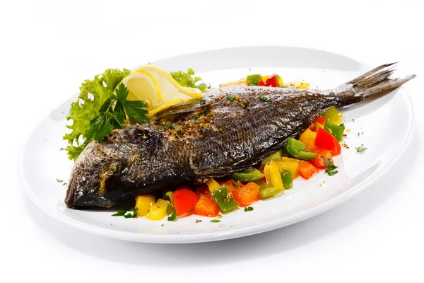 Rybí pokrm - pečené ryby a zelenina — Stock fotografie
