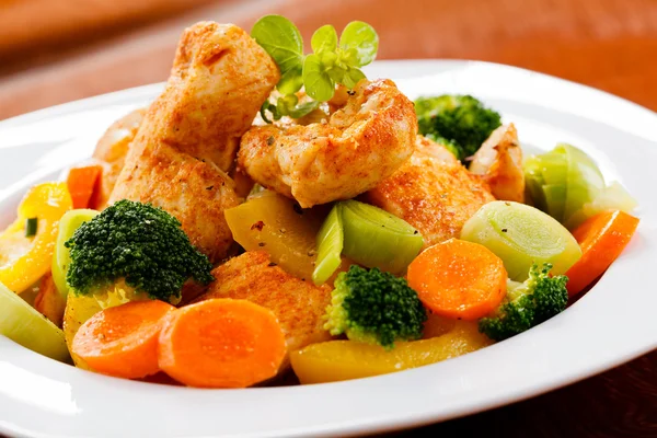 Grillad kyckling nuggets och grönsaker — Stockfoto