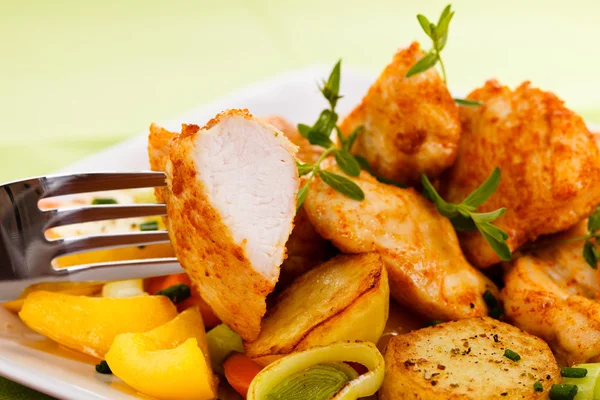 Grillad kyckling nuggets och grönsaker — Stockfoto