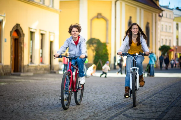 Stedelijke fietsen - tieners paardrijden fietsen in stadspark — Stockfoto