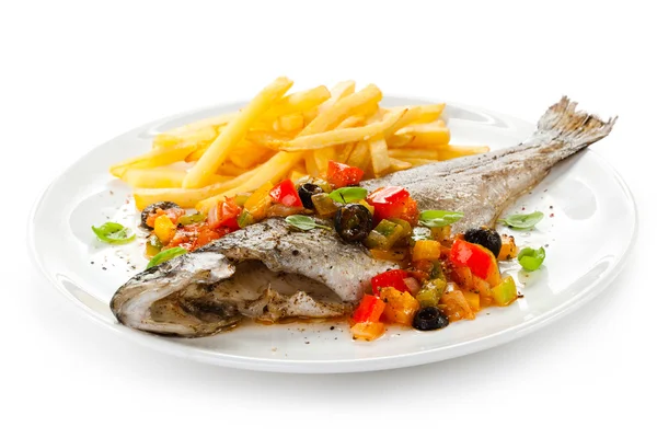 Vis schotel - gebraden forel en groenten op witte achtergrond — Stockfoto