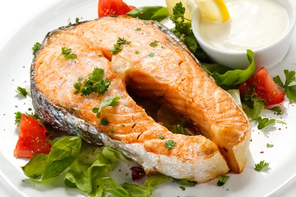 Salmone alla griglia e verdure — Foto Stock