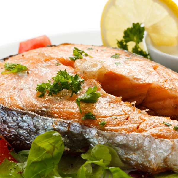 Salmone alla griglia e verdure — Foto Stock