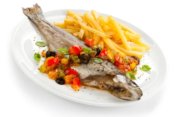 Рыбное блюдо - жареная форель и овощи на белом фоне — стоковое фото