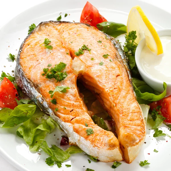 Gegrillter Lachs und Gemüse — Stockfoto