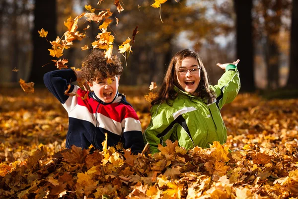 Enfants jouant dans le parc d'automne — Photo