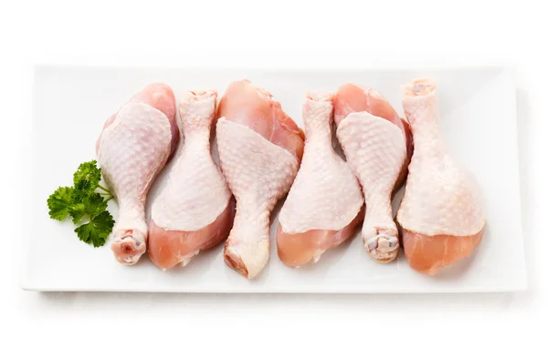 Jambes de poulet crues sur fond blanc — Photo