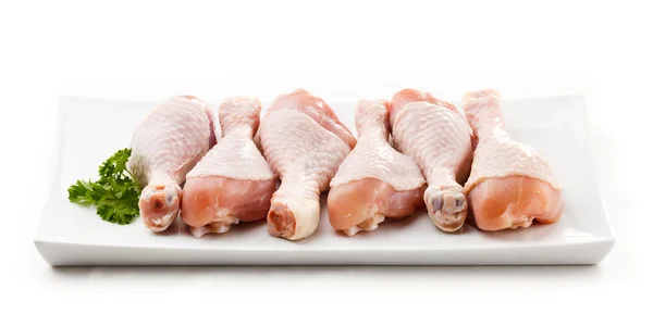 Gambe di pollo crude su sfondo bianco — Foto Stock