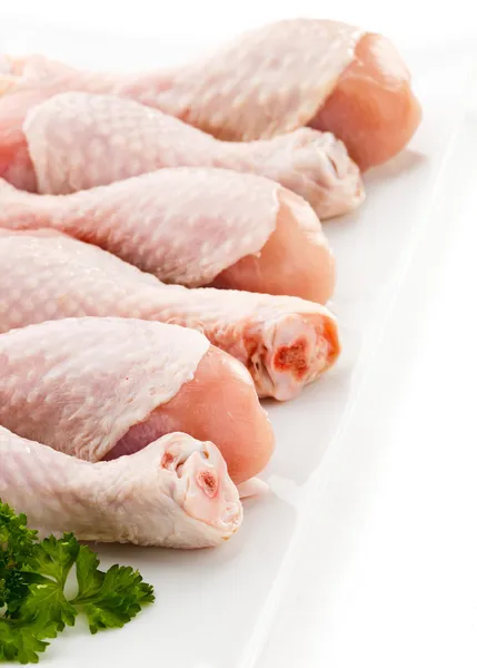 Patas de pollo crudas sobre fondo blanco — Foto de Stock