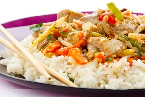 Asiatisches Essen - Huhn mit Gemüse und Reis — Stockfoto