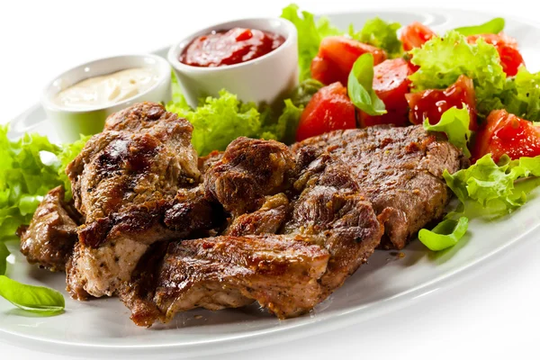 Grilled steaks and vegetables — Stock Photo, Image