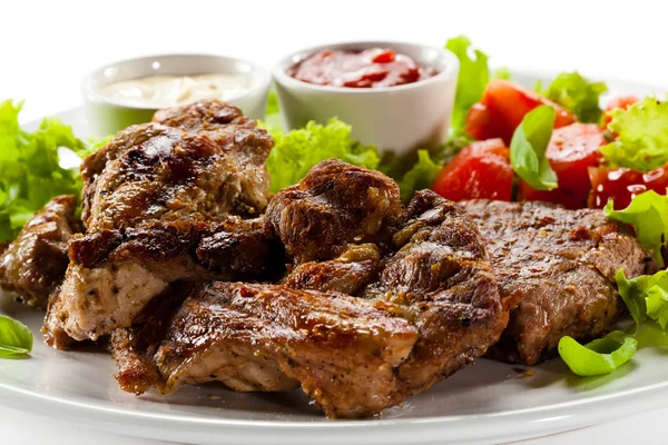 Filetes y verduras a la parrilla — Foto de Stock