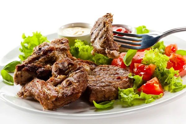 Gegrilde steaks en groenten — Stockfoto