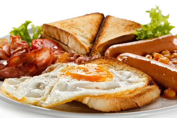 Engels ontbijt - toast, eieren, spek en groenten — Stockfoto