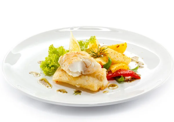 Fish dish - fried fish fillets and vegetables — Stock Photo, Image