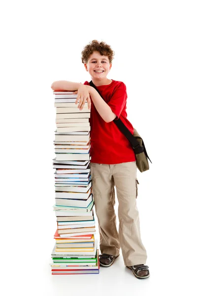 Étudiant debout près de pile de livres sur fond blanc — Photo