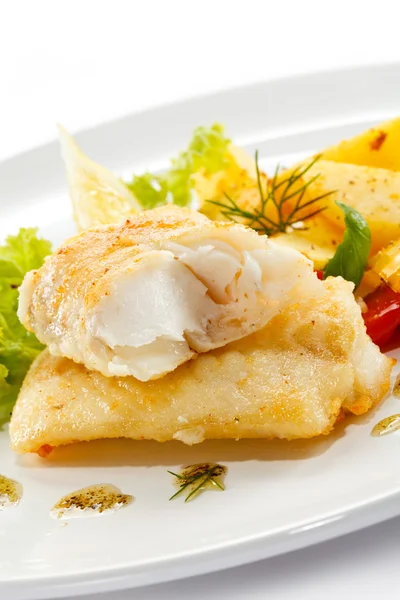Plato de pescado - filetes de pescado frito y verduras —  Fotos de Stock