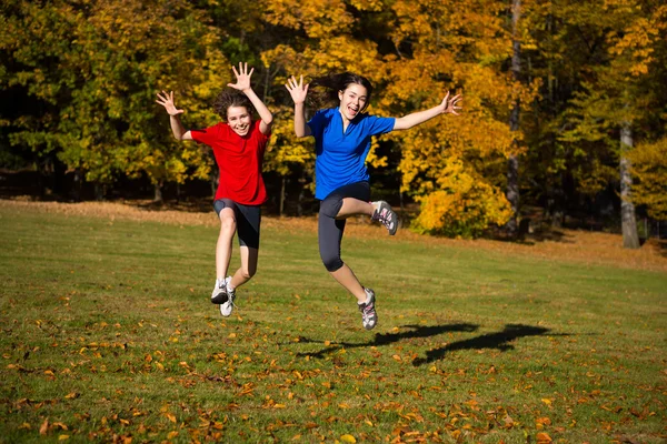女孩和男孩奔跑、 跳跃在公园 — 图库照片