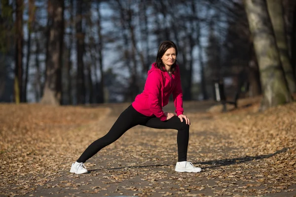 Woman exercising outdoor — Stock Photo, Image