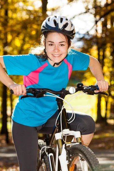 Stile di vita sano - ragazza adolescente in bicicletta — Foto Stock