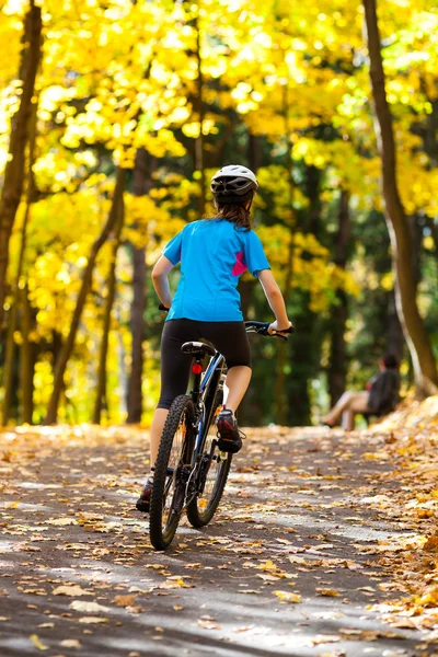 Hälsosam livsstil - tonårsflicka cykling — Stockfoto