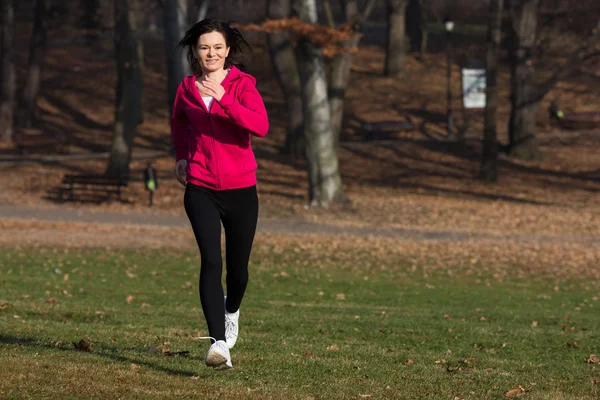 Woman running outdoor — Stock Photo, Image