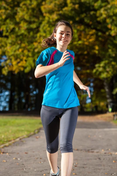 Fille courir dans le parc — Photo