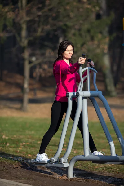 Mujer ejercitando al aire libre — Foto de Stock