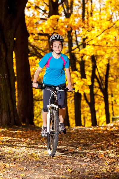Zdrowy styl życia - nastoletnia Dziewczyna jazda na rowerze — Zdjęcie stockowe