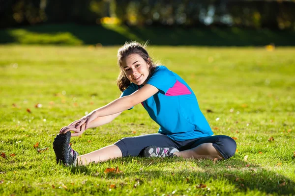 Mujer ejercitando al aire libre — Foto de Stock