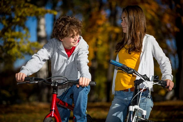 Stedelijke fietsen - tieners paardrijden fietsen in stadspark — Stockfoto