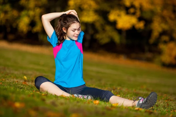 Mujer ejercitando al aire libre — Foto de Stock