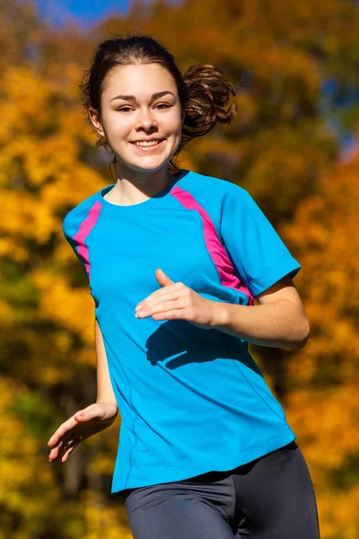 Chica corriendo en el parque Imágenes de stock libres de derechos