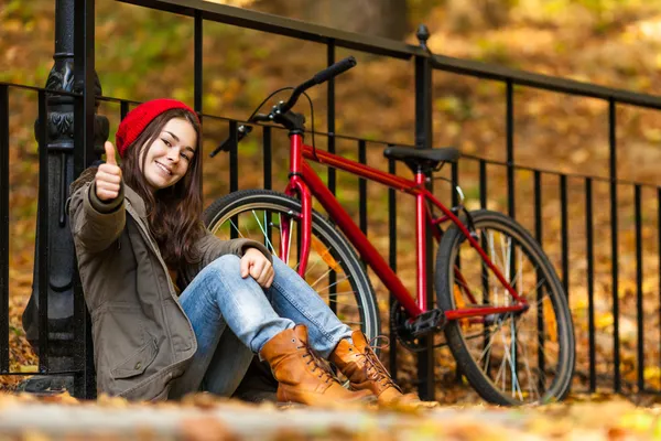 Bicicleta urbana - menina e bicicleta no parque da cidade — Fotografia de Stock