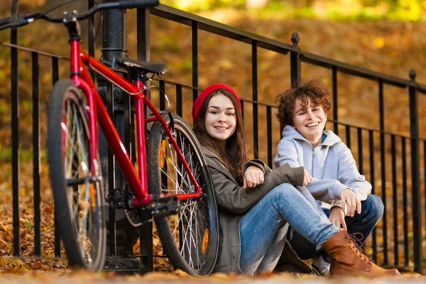 Urban biking - teens riding bikes in city park — Stock Photo, Image