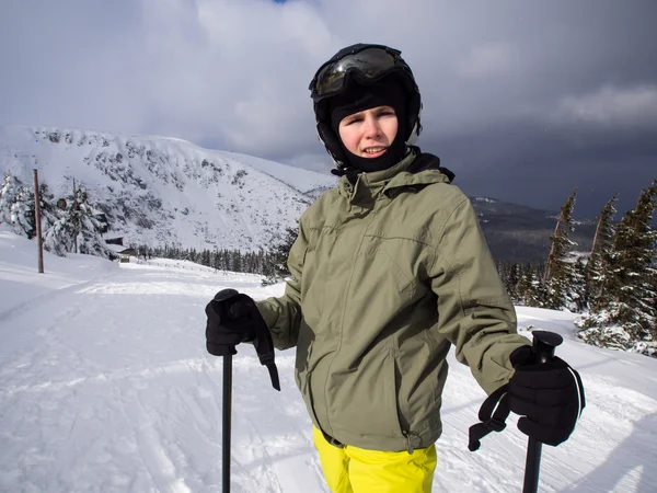 Adolescente menino esqui — Fotografia de Stock