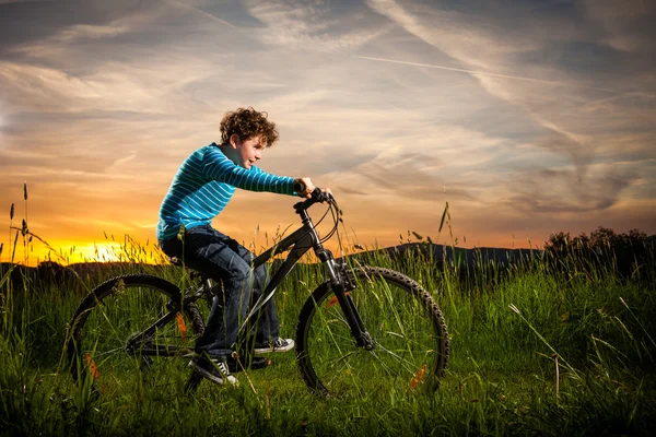 Jongen fietsen — Stockfoto