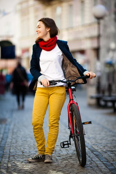 Urban biking - Teenager-Mädchen und Fahrrad in der Stadt — Stockfoto