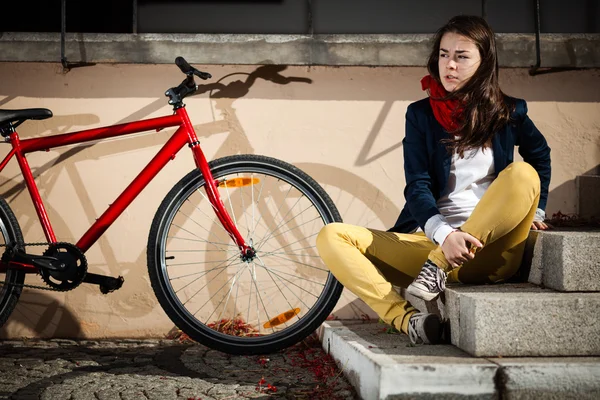 Urban biking - teenage girl and bike in city — Stock Photo, Image