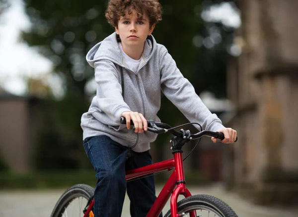 Urban biking - teenage boy and bike in city — Stock Photo, Image