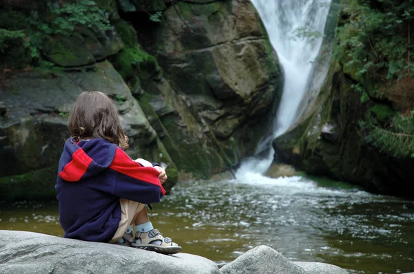 Meisje in de buurt van waterval — Stockfoto