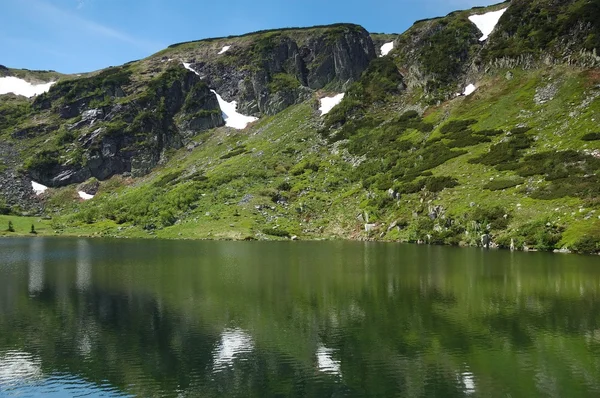 Vuoristojärvi — kuvapankkivalokuva