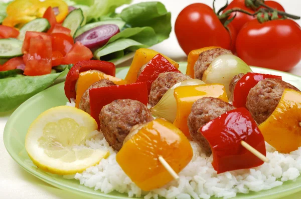 Grilled kebab and vegetables — Stock Photo, Image