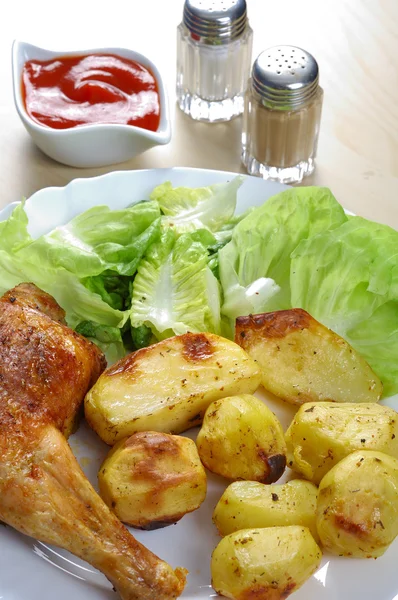 Pollo y guarnición —  Fotos de Stock