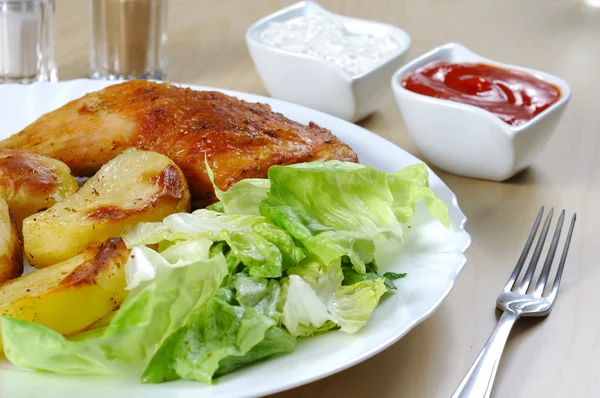 Batons de frango grelhados e batatas fritas — Fotografia de Stock