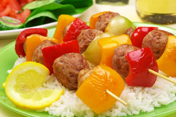 Kebab e verdure alla griglia — Foto Stock